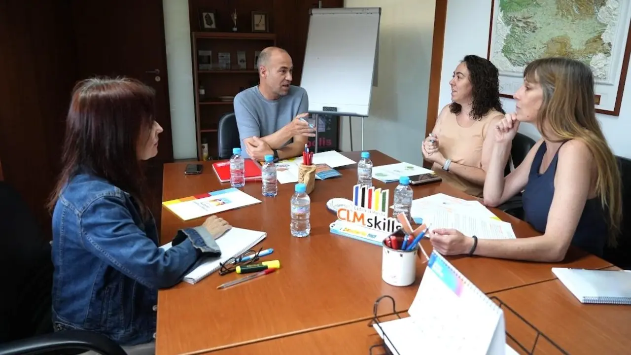 El director general de Formación Profesional, José Rodrigo Cerrillo, durante la reunión que ha mantenido con los representantes de la Federación de Autismo