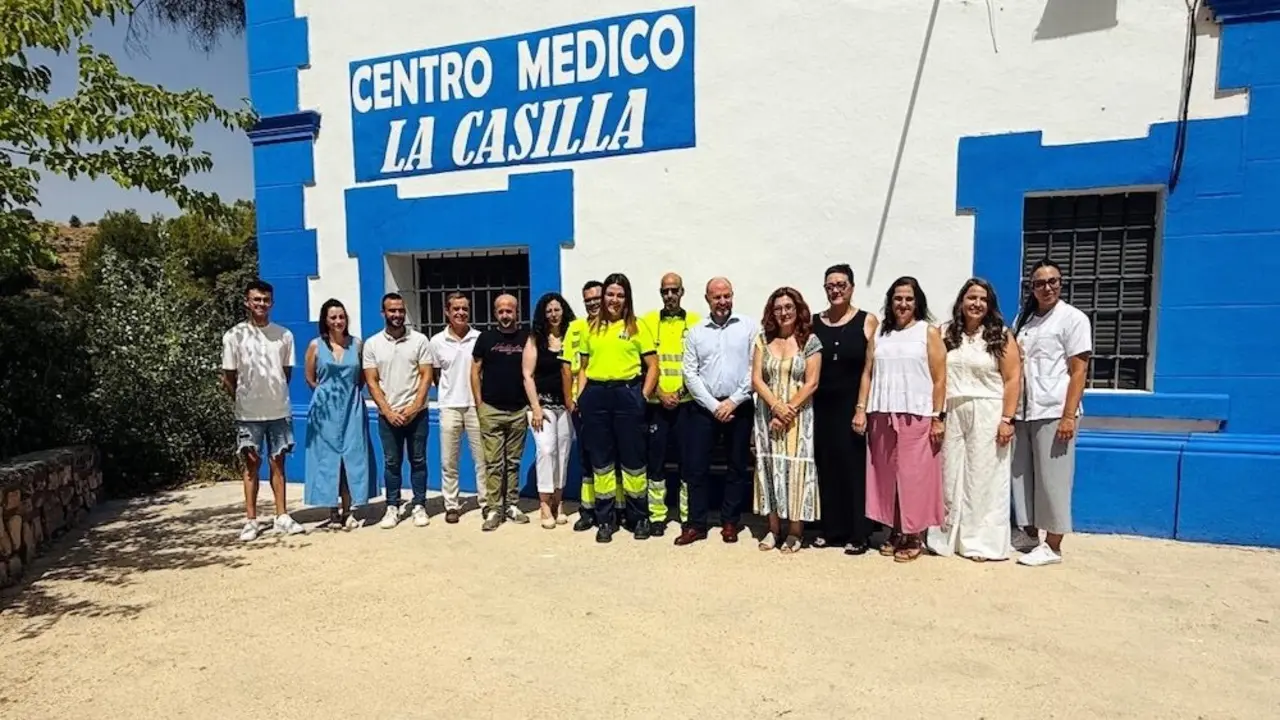 El director gerente del Sescam, Alberto Jara, ha visitado el consultorio médico 'La Casilla' en las Laguna de Ruidera en Ossa de Montiel (Albacete)