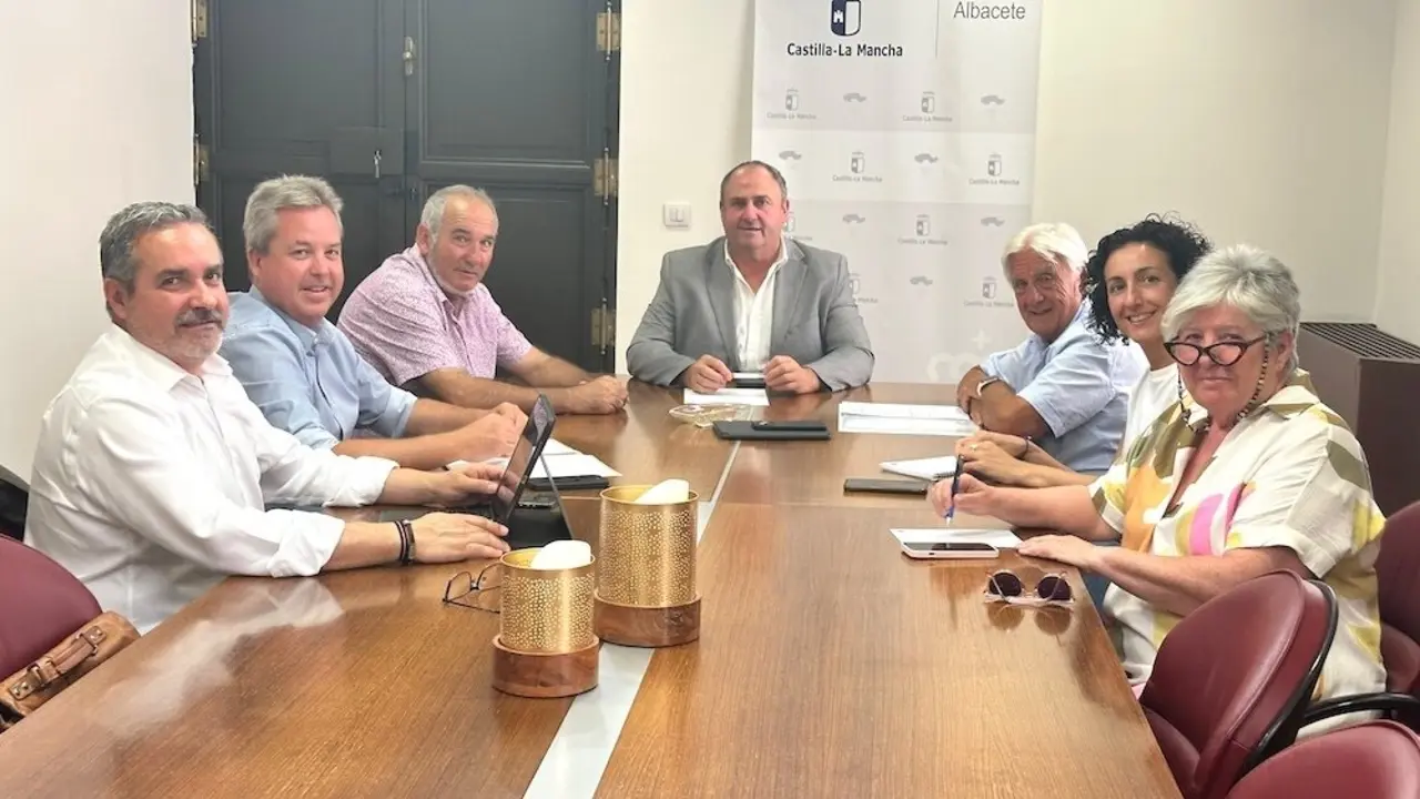 En la imagen la Junta Directiva de RECAMDER reunida con el consejero de Agricultura, Ganadería y Desarrollo Rural, Julián Martínez Lizán