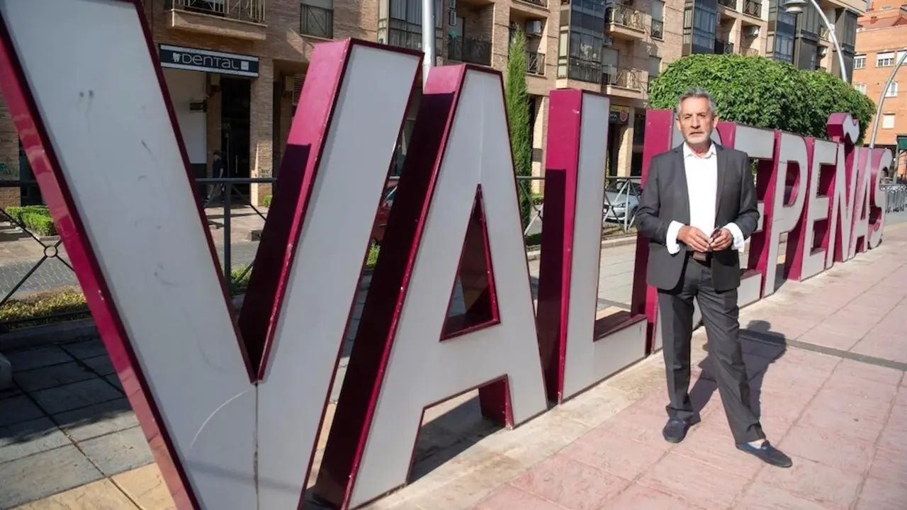 El alcalde de Valdepeñas (Ciudad Real), Jesús Martín, posa en un momento de la entrevista - EP/Eusebio García del Castillo