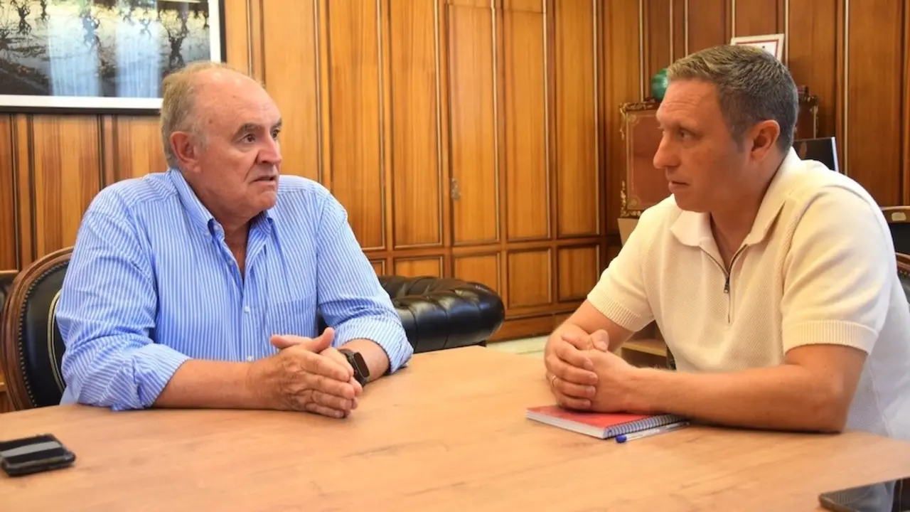 El presidente de la Diputación de Cuenca, Álvaro Martínez Chana (d), durante el encuentro con el presidente de Asaja, José María Fresneda