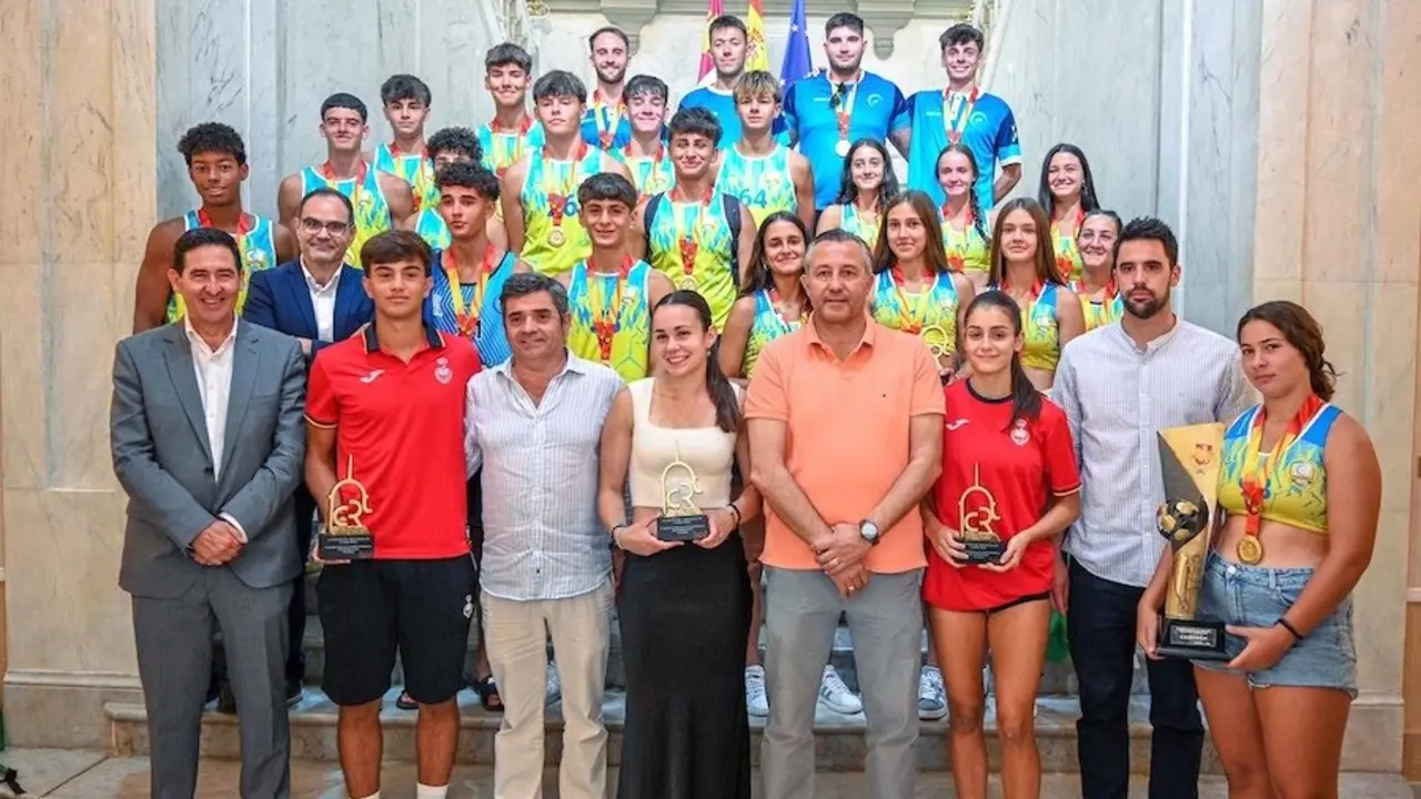 Instituciones felicitan al Beach BM Caserío tras su oro en el Campeonato de España
