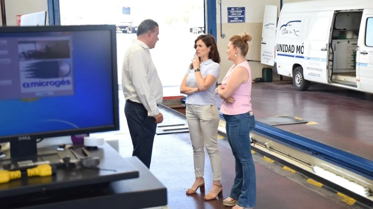 La viceconsejera de Empleo, Diálogo Social y Seguridad y Salud Laboral, Nuria Chust, ha visitado, en Motilla del Palancar (Cuenca), la empresa ITV Valgri Centri donde ha informado sobre la convocatoria ‘Castilla-La Mancha Más Segura’