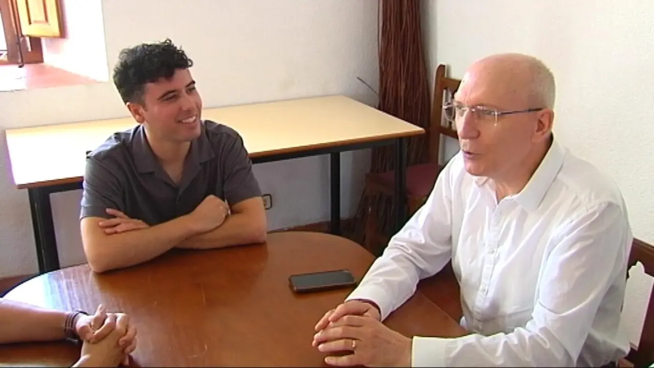 El comisionado del Reto Demográfico, Jesús Alique (d), junto al alcalde de El Recuenco (Guadalajara), Enrique Collada