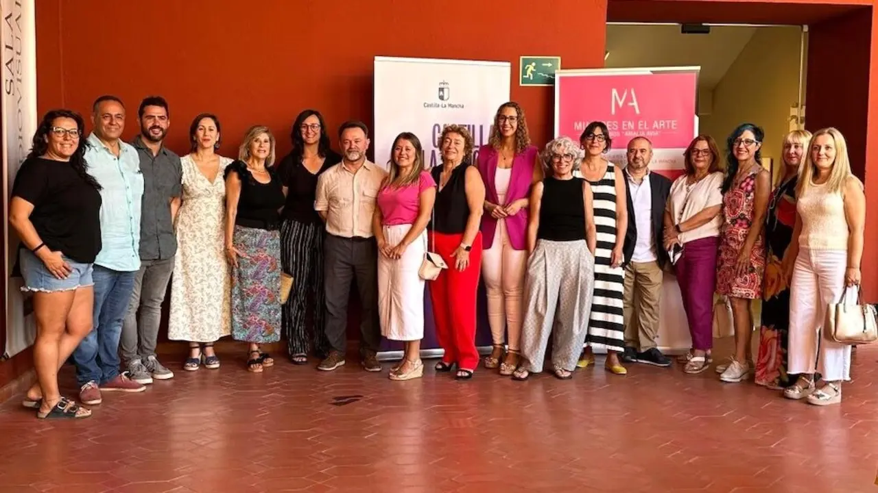 La consejera de Igualdad, Sara Simón, ha inaugurado este jueves, en el Palacio del Infantado de Guadalajara, la muestra Mujeres en el Arte