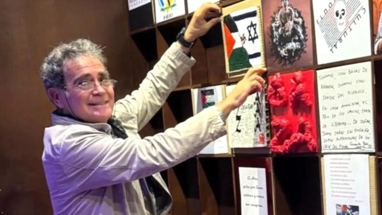 Roban una obra de arte con una esvástica sobre la bandera de Israel en Toledo