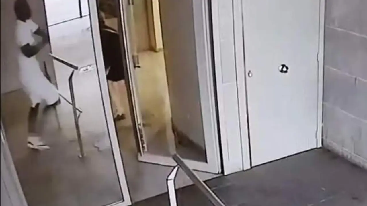 VIDEO. Sigue a una mujer, la asalta en el mismo portal y la arrastra por el suelo