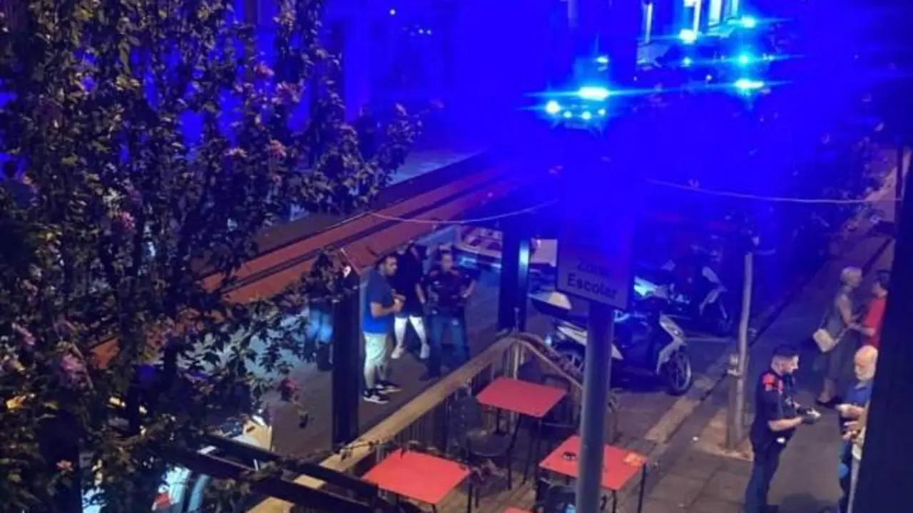 Un hombre ebrio ataca con una botella rota a los clientes de la terraza de un bar