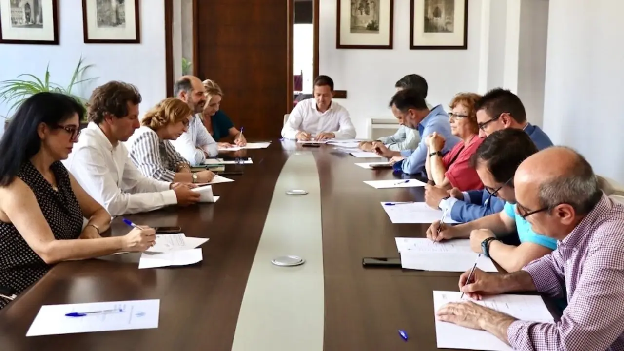 En la imagen de archivo el alcalde de Toledo, Carlos Velázquez, preside una reunión de la Junta de Gobierno Local
