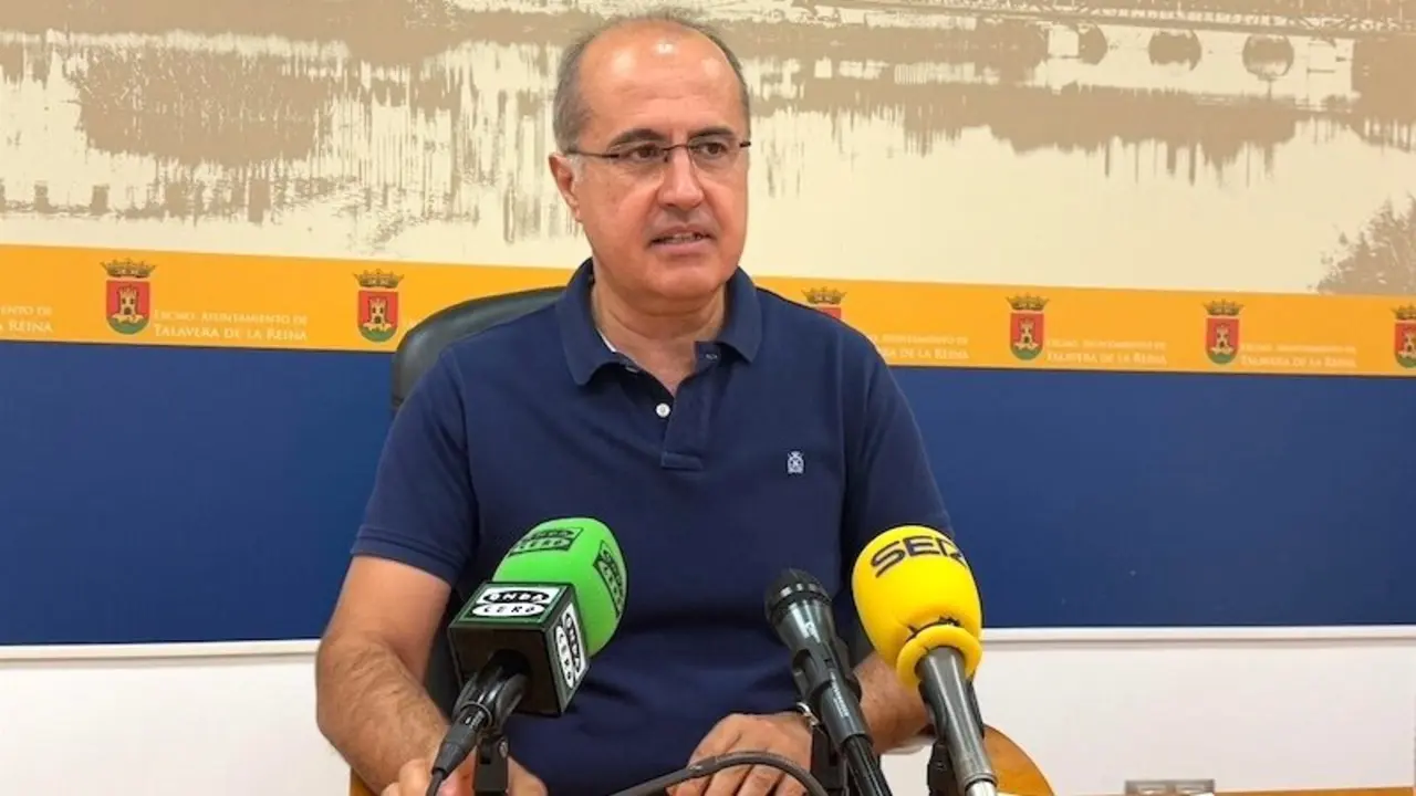 El portavoz del equipo de Gobierno municipal de Talavera de Reina, Jesús García-Barroso, en rueda de prensa
