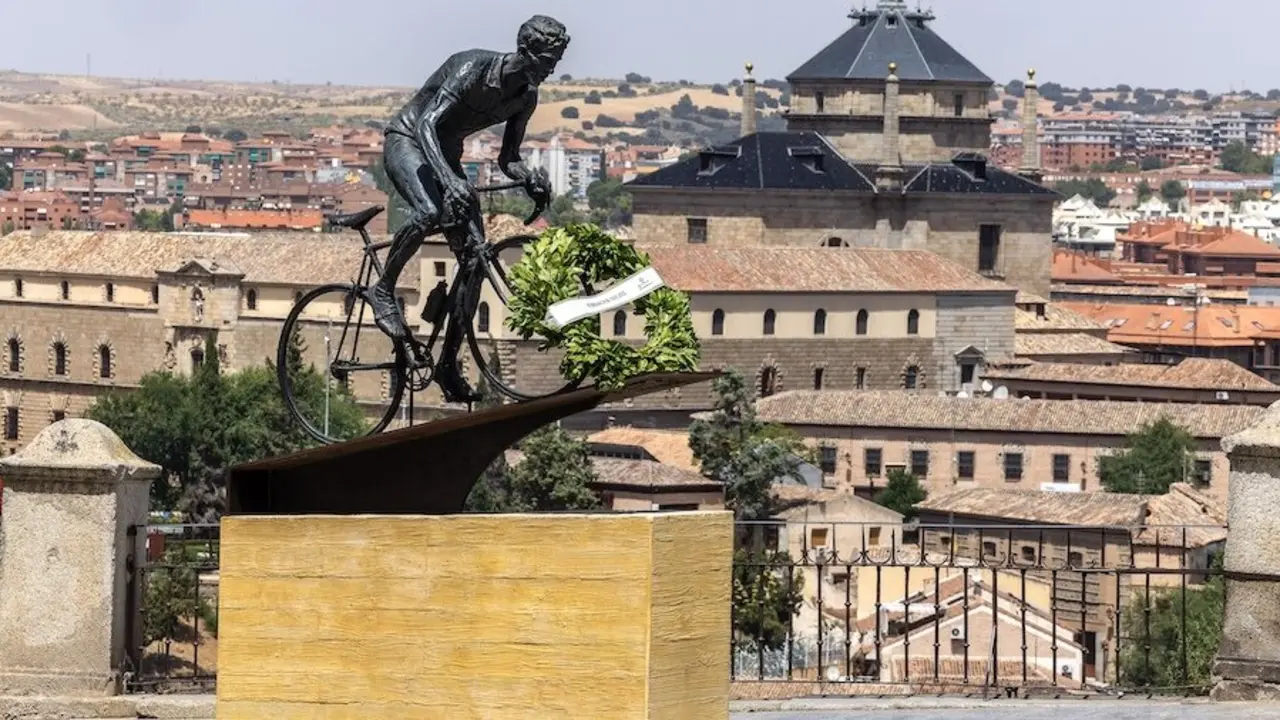 La escultura del ciclista Federico Martín Bahamontes, ubicada en el casco histórico de Toledo, ha amanecido este viernes con una corona de laurel como homenaje con motivo del segundo aniversario de su muerte - EFE/Ismael Herrero