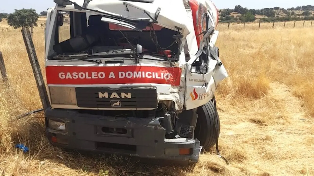Muere el conductor de un camión cisterna tras salirse de la vía en Segurilla (Toledo) - Fotografía: CMM