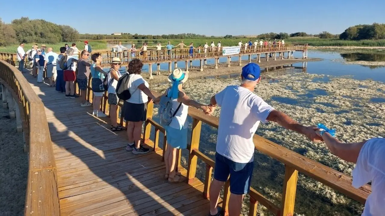 Celebran el ‘Abrazo al Agua’ en Las Tablas, exigiendo la gestión sostenible del Guadiana. En la imagen una edición anterior de la iniciativa - Fotografía: Lanza