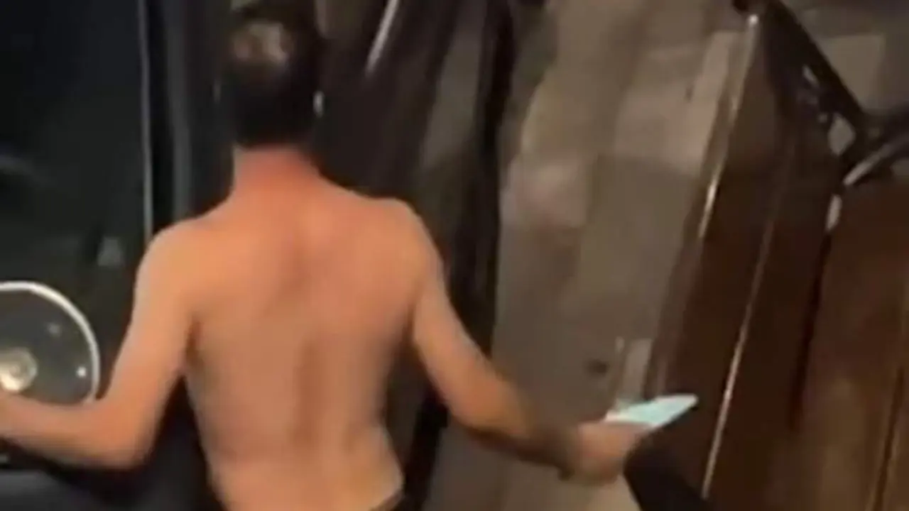 VIDEO. Un vecino armado con un cuchillo amenaza a peatones y se enfrenta a policías