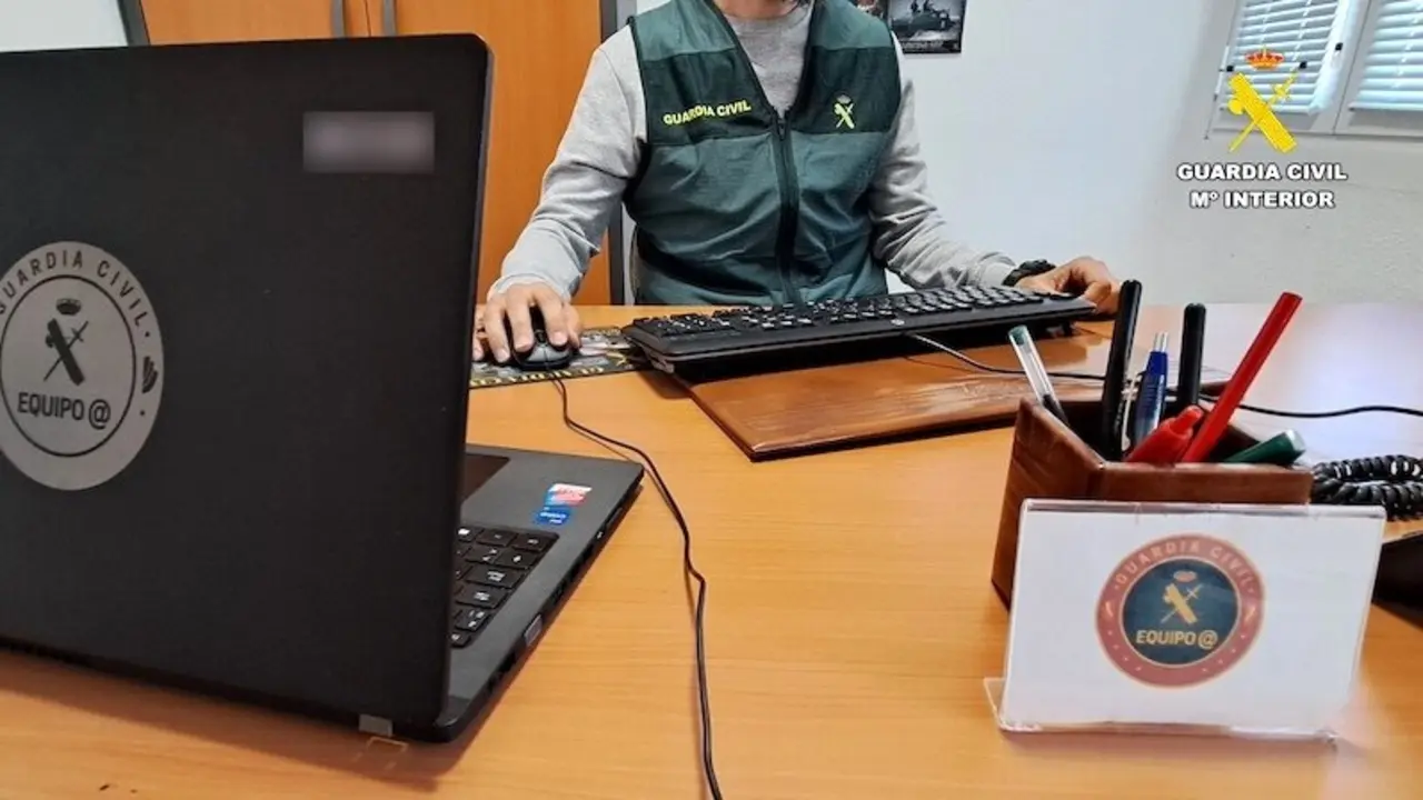 Detenida por extorsionar a un vecino con el que contactó por una web de citas