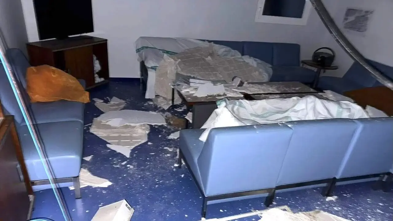 Se derrumba el techo en una de las salas de descanso del Hospital de Albacete