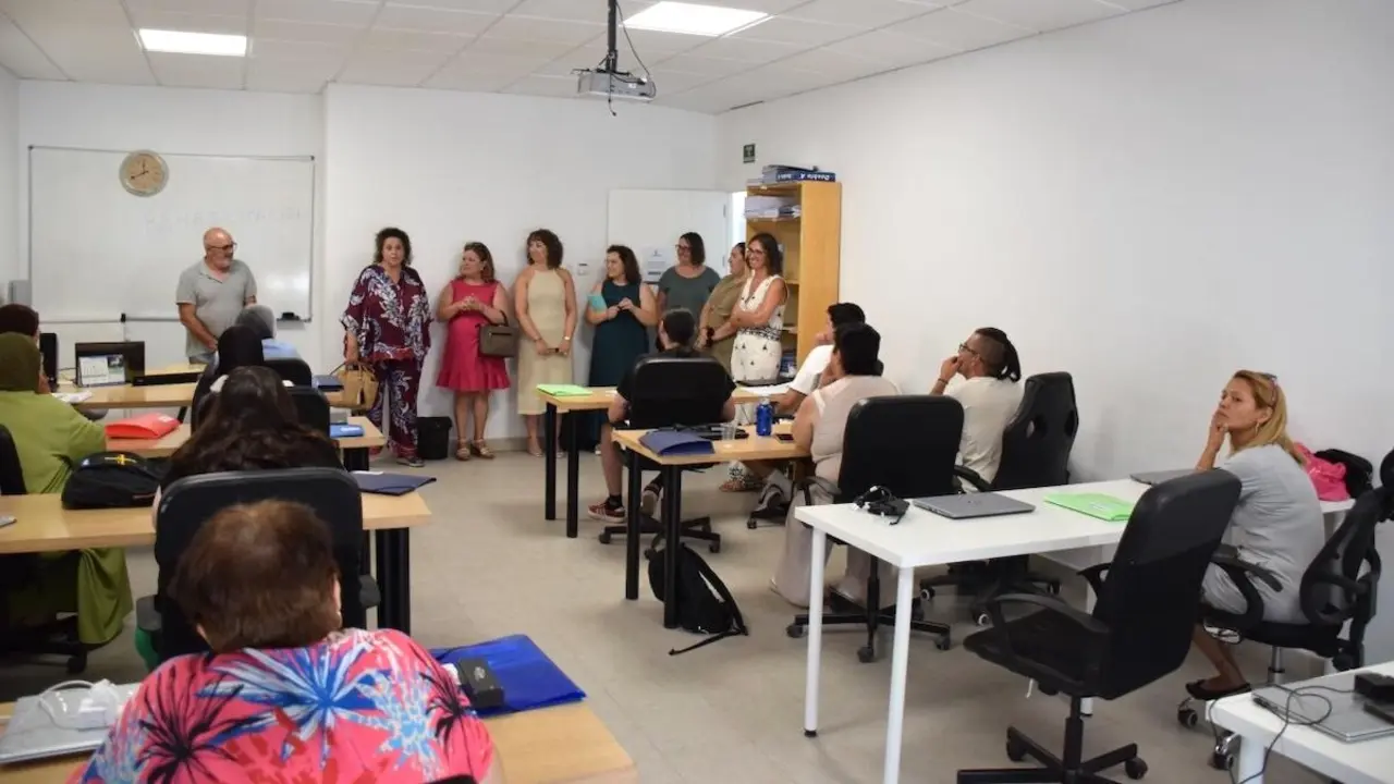 Las directoras generales de Formación Profesional en el Ámbito Laboral, Marta Roldán, y de Empleo, Elena García Zalve, han visitado diferentes acciones de formación que se están desarrollando en el municipio de Villanueva de Alcardete (Toledo)