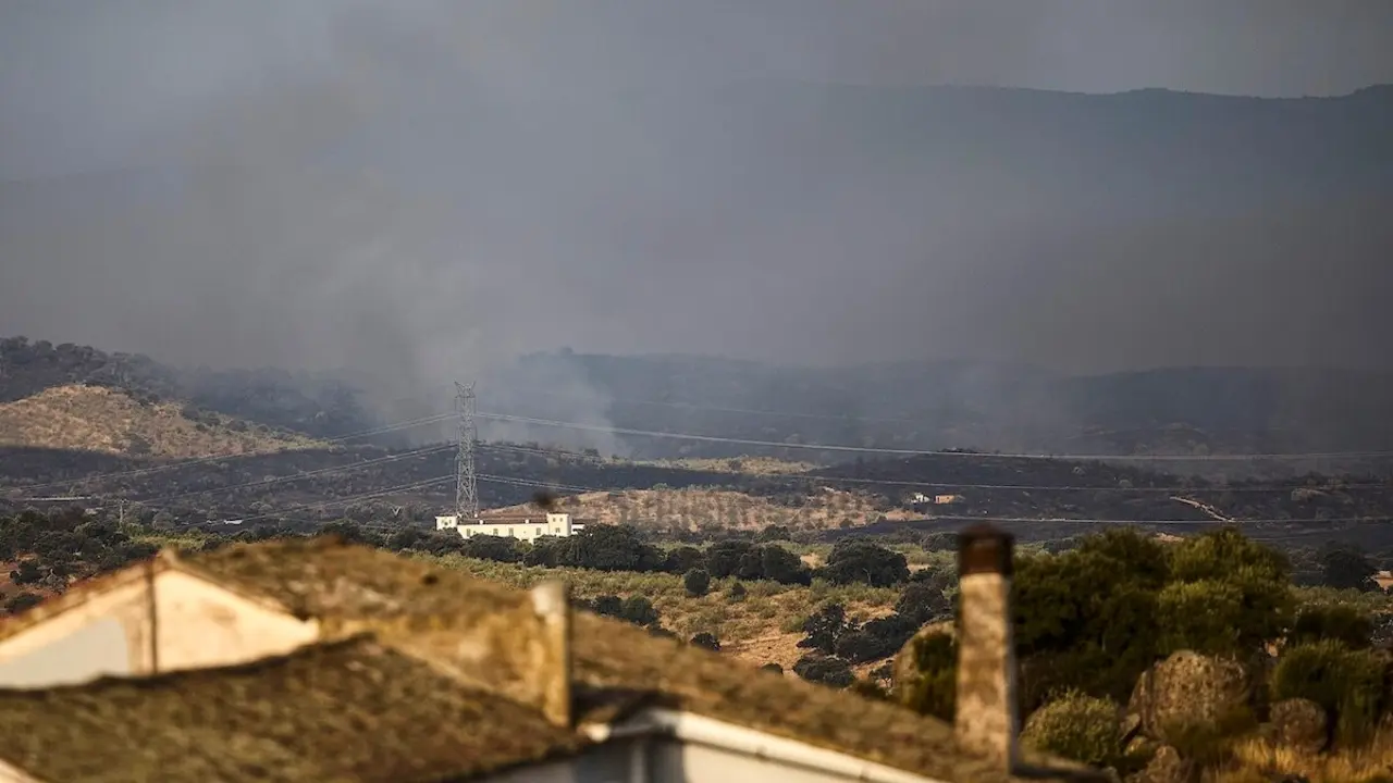 El incendio de Navalmoralejo (Toledo), activo en Extremadura y Castilla-La Mancha, ha visto aumentada su superficie y ha obligado a cortar dos carreteras en Toledo y en Cáceres por el humo - EFE/ Manu Reino