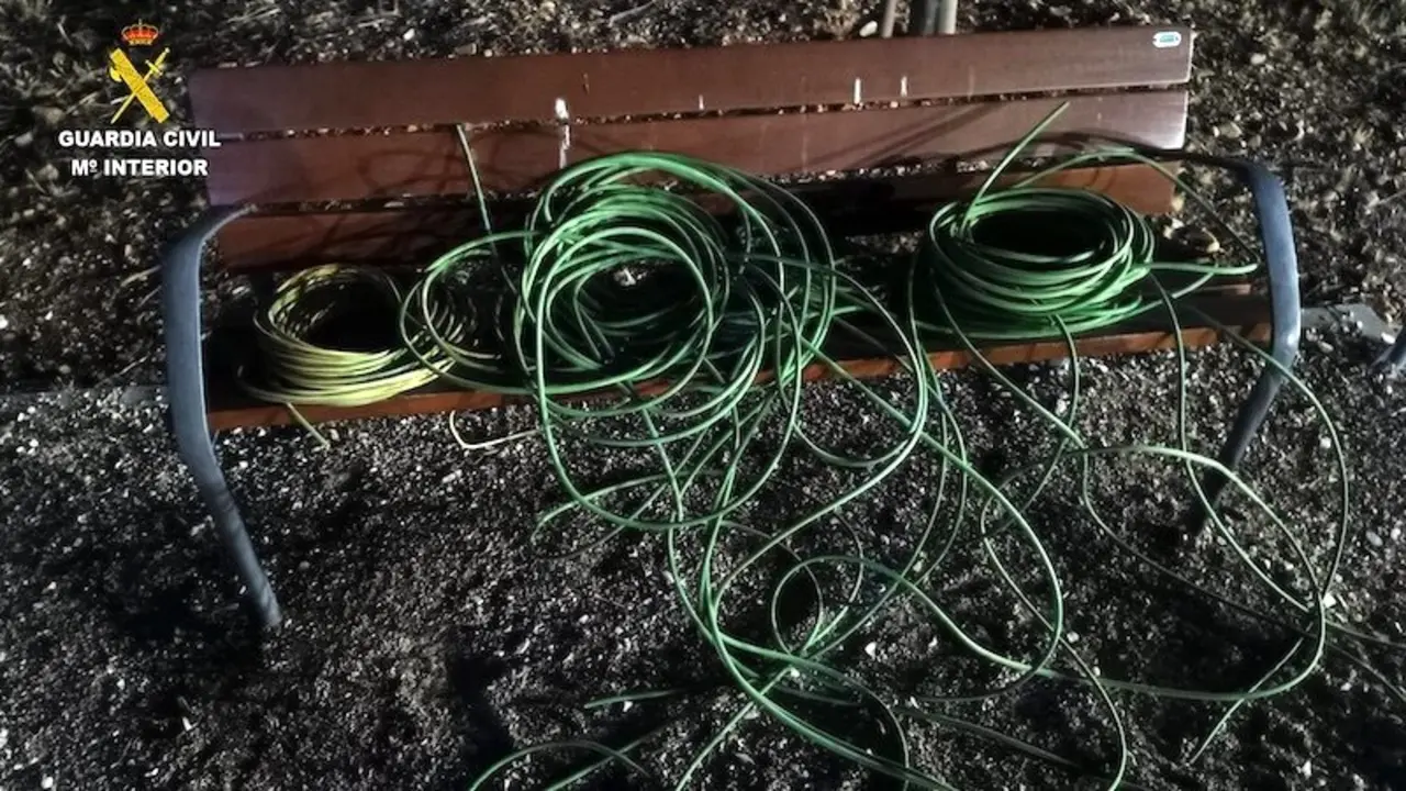 Dos detenidos al ser sorprendidos robando cable del alumbrado público de Alovera (Guadalajara)