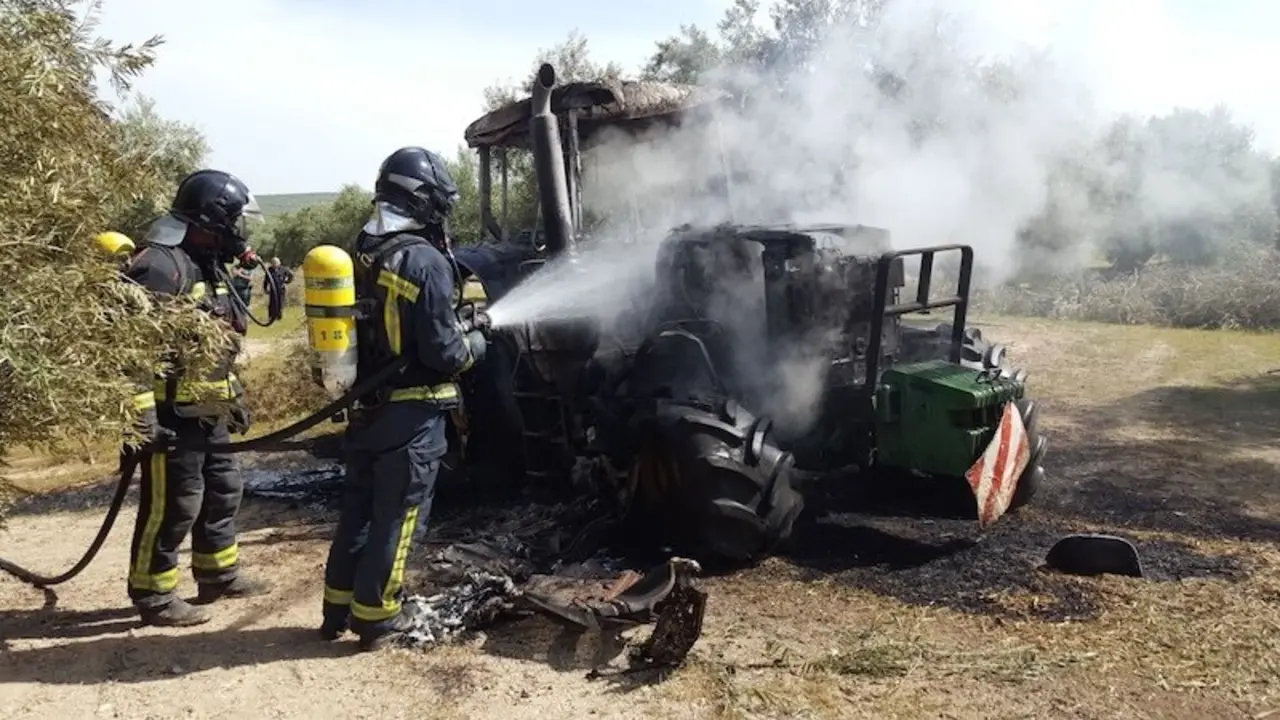 En la imagen de archivo bomberos extinguen un tractor incendiado
