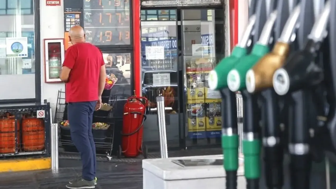 En la imagen de archivo un conductor mira los precios en una gasolinera