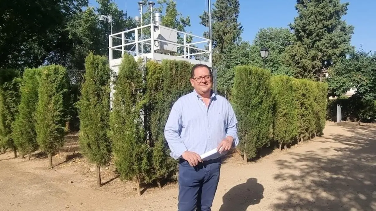 El director general de Calidad Ambiental, Tomás Villarrubia, este miércoles en la Estación de medición de calidad del aire situada en el Parque del Crucero de la ciudad de Toledo