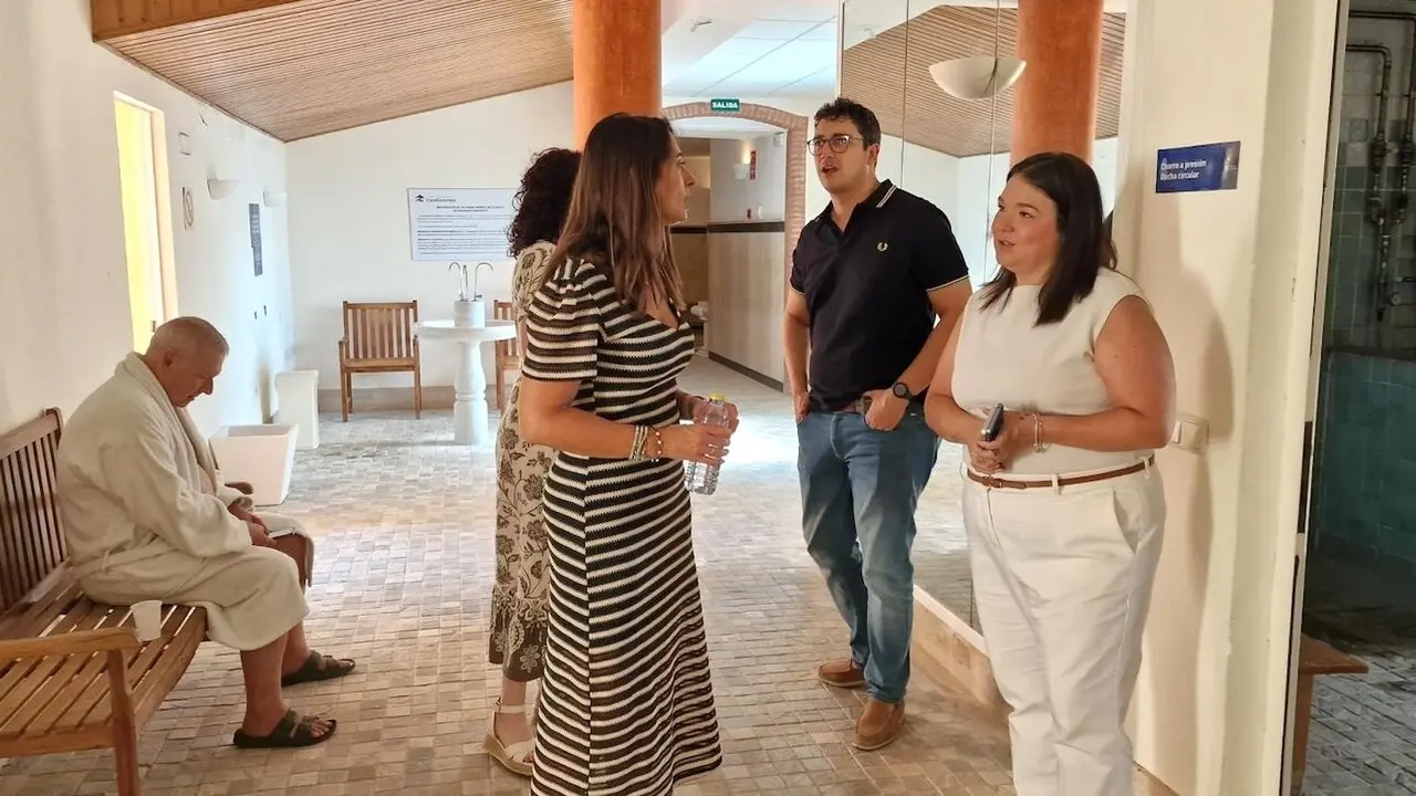 La directora general de Mayores, Alba Rodríguez, durante la visita que ha realizado al Balneario Cervantes, en Santa Cruz de Mudela (Ciudad Real)