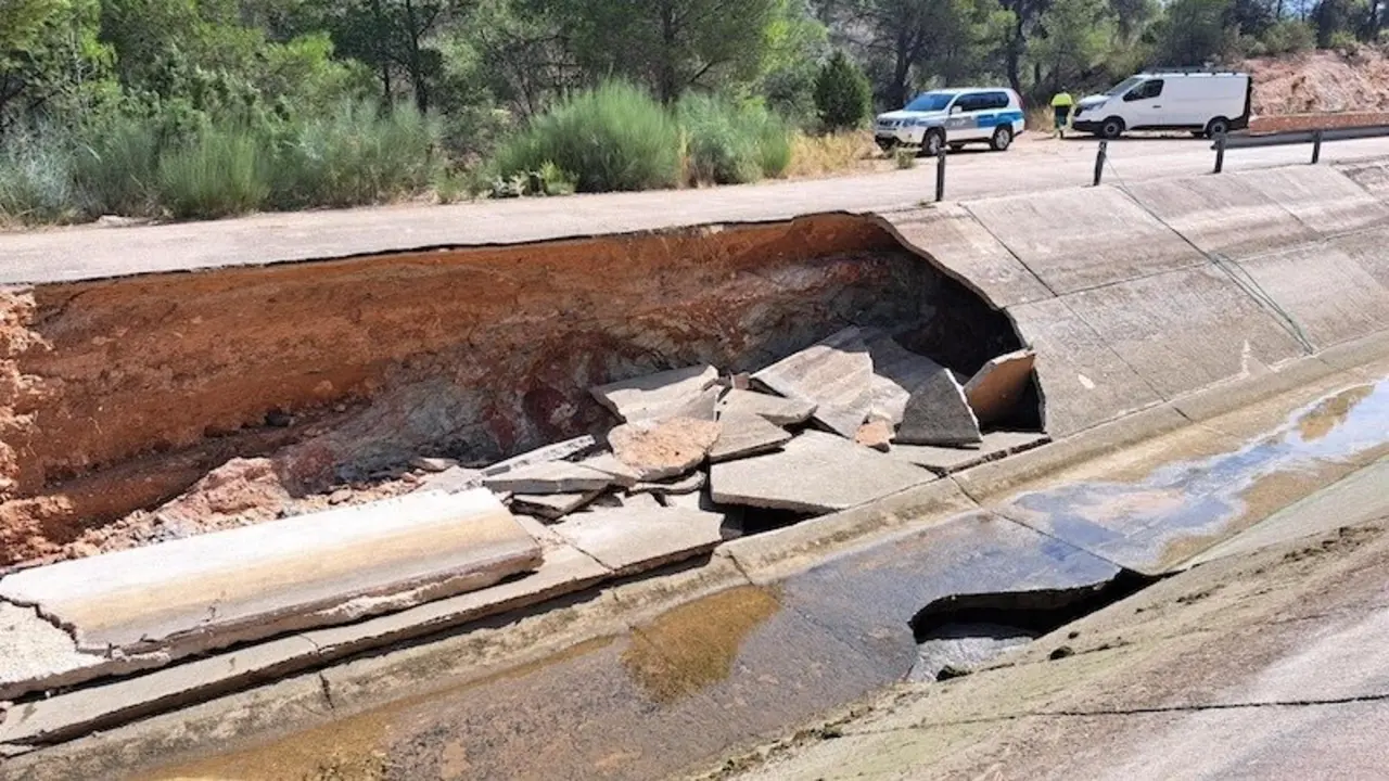 La CHT trabaja en reparar la rotura del acueducto Tajo-Segura a la altura de Liétor (Albacete)