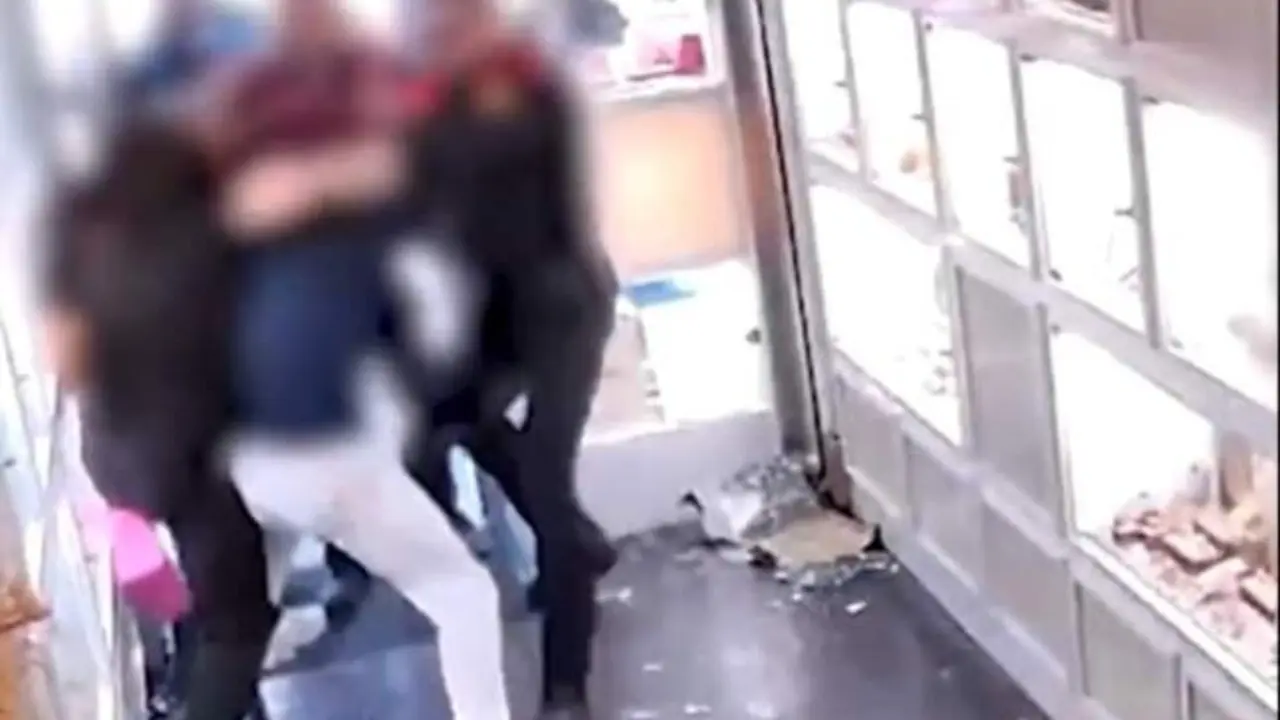 VIDEO. Pechos falsos, pelucas y maquillaje: se disfrazan de mujer para robar en una joyería