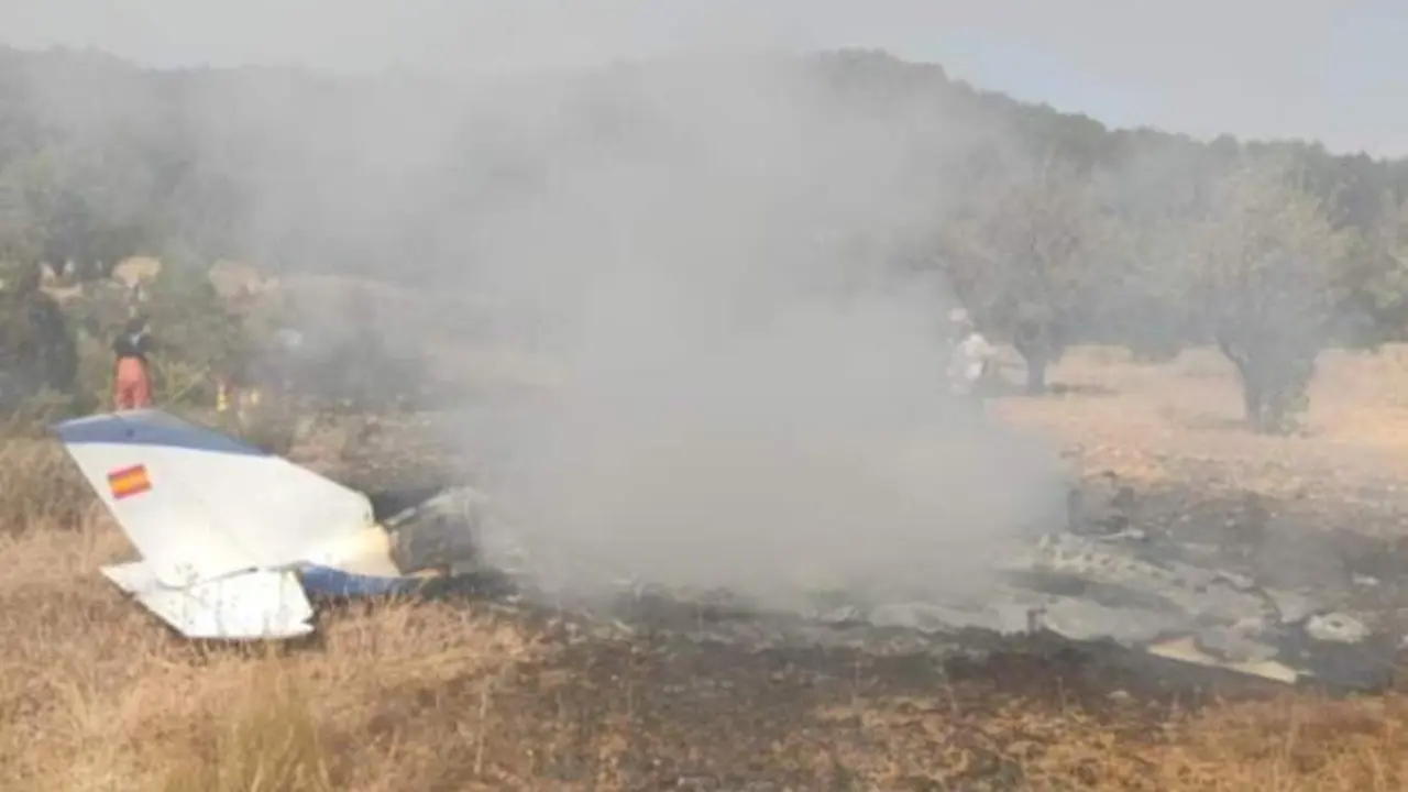 Al menos dos muertos tras estrellarse una avioneta en un paraje y salir ardiendo