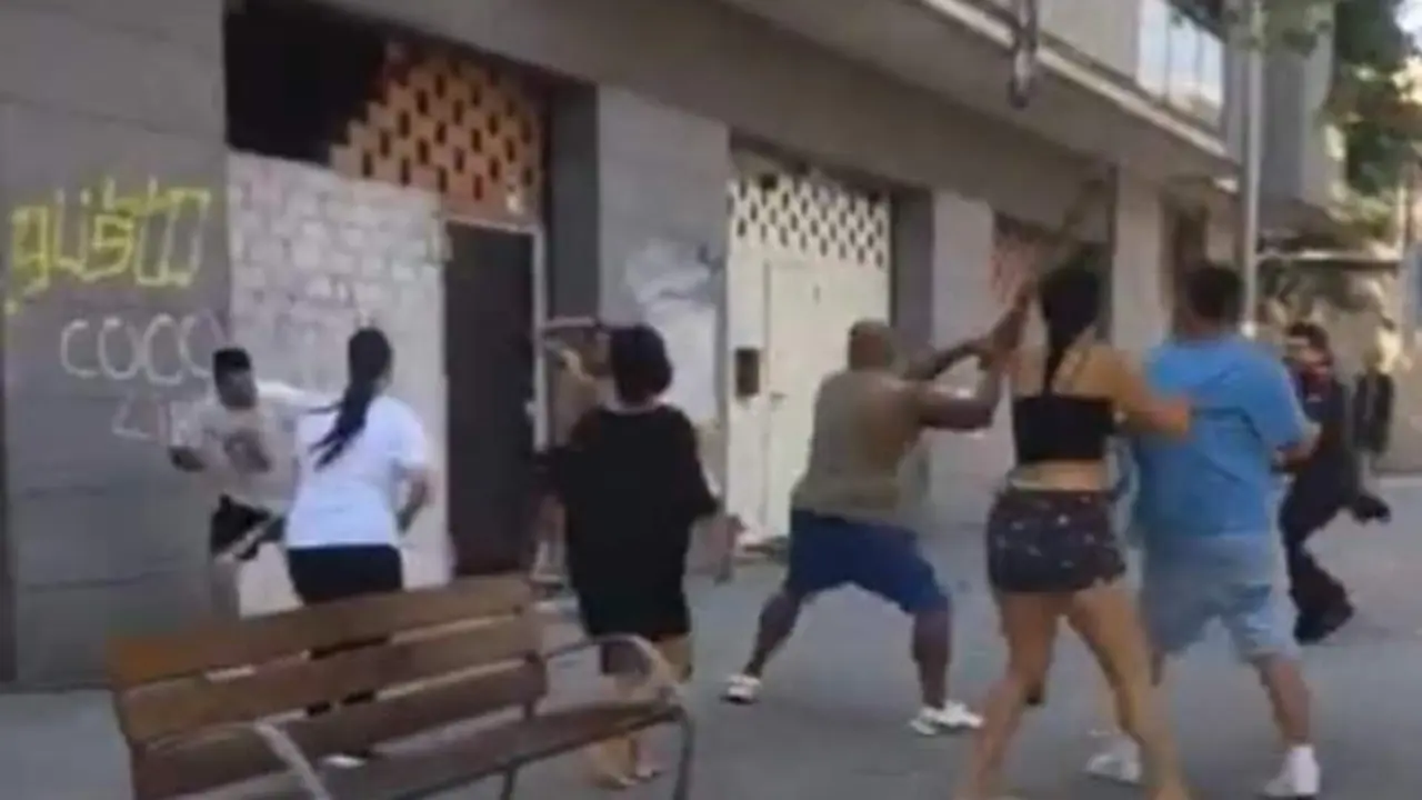 VIDEO. Violento enfrentamiento entre vecinos y ocupas con cadenas y palos de hierro