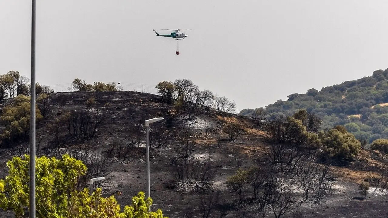 Un helicóptero refresca la zona afectada por el incendio forestal originado el pasado lunes en Navalmoralejo (Toledo) - EFE/Ismael Herrero
