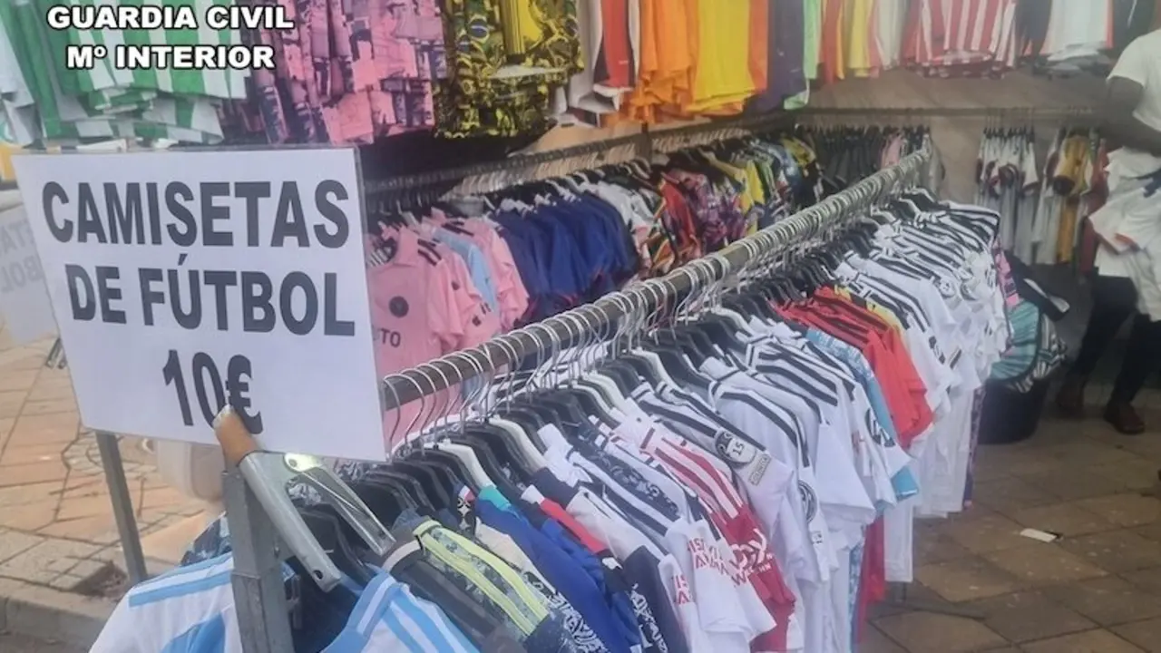 Tres investigados en Albacete por vender bolsos y camisetas deportivas falsas