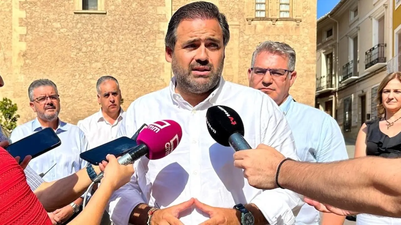 El presidente del PP de Castilla-La Mancha, Paco Núñez, atendiendo a los medios de comunicación este jueves en Hellín (Albacete)
