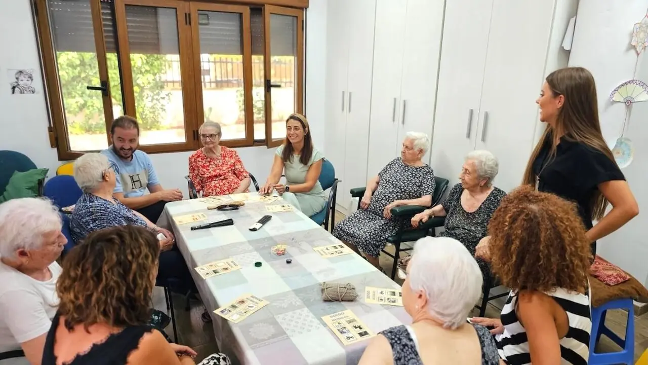 La directora general de Mayores de la Junta de Comunidades de Castilla-La Mancha, Alba Rodríguez, ha visitado este jueves el programa que desarrolla la entidad Amformad en Iniesta (Cuenca) para combatir la soledad no deseada en personas mayores del medio rural