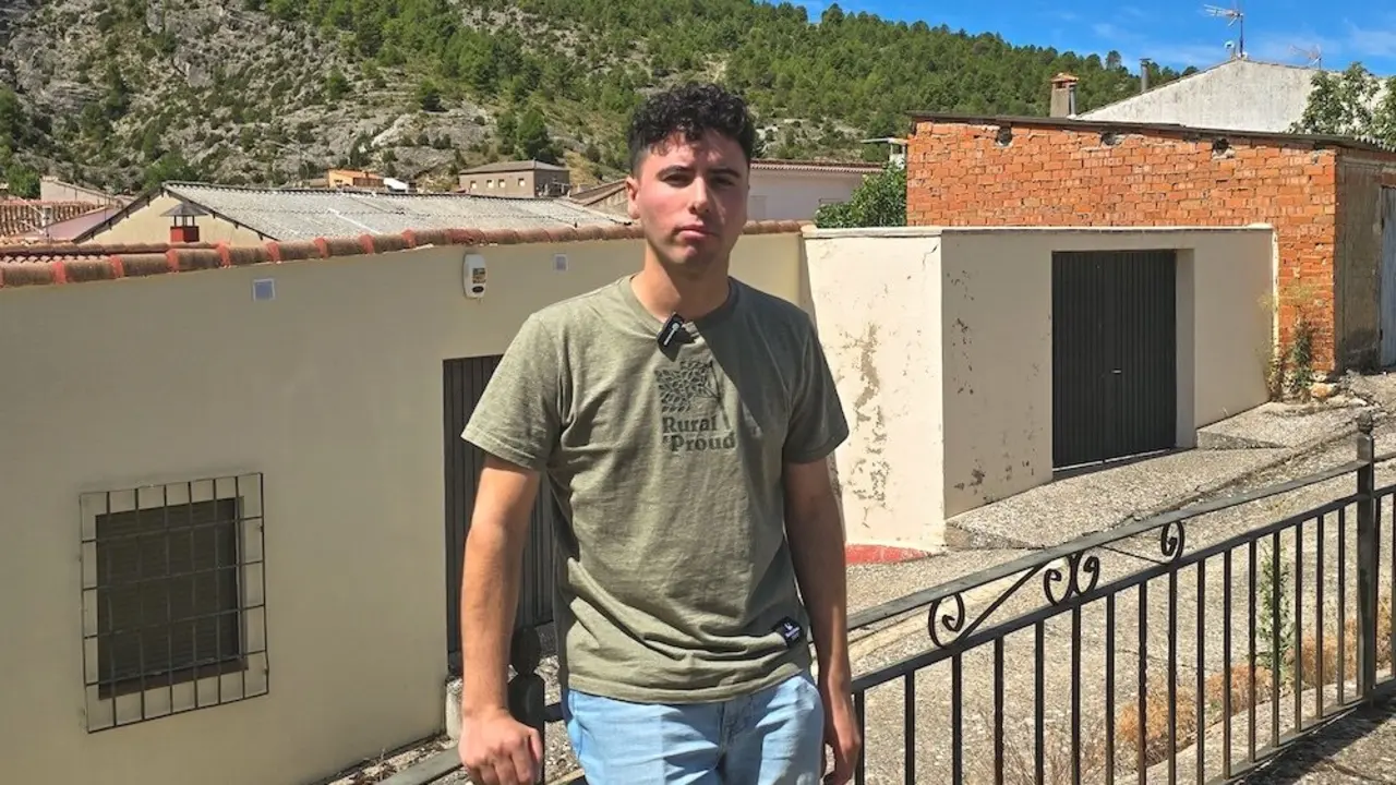 El joven alcalde de 28 años de El Recuenco (Guadalajara), Enrique Collada, se ha propuesto frenar la despoblación y poner en marcha medidas impulsen la vida del municipio - EFE/ Beatriz Retuerta