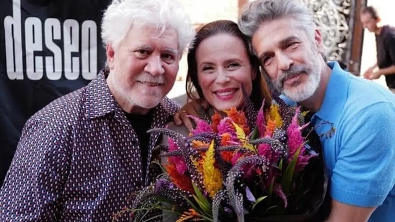 Pedro Almodóvar termina el rodaje de ‘Amarga Navidad’ con flores para sus intérpretes