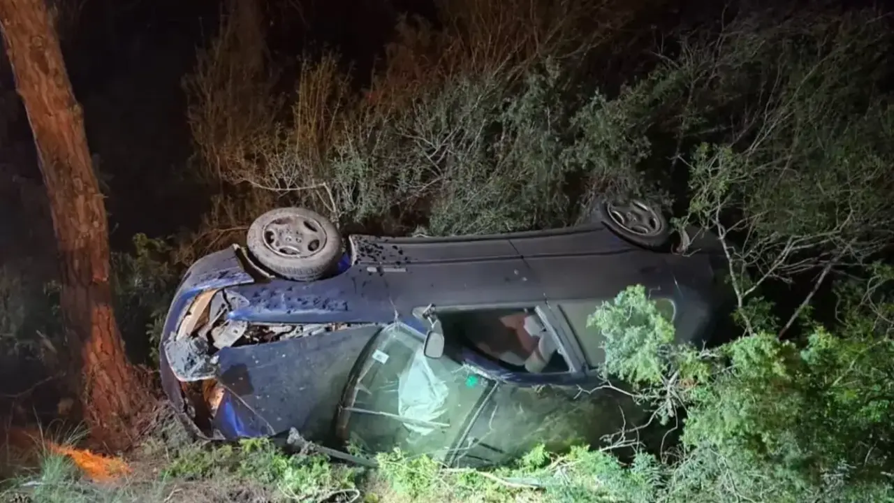 Hallado muerto un hombre dentro de un coche estrellado contra un árbol: le han cortado los frenos, accidente de tráfico, salirse de la vía, volcar, salida de vía, volcado,