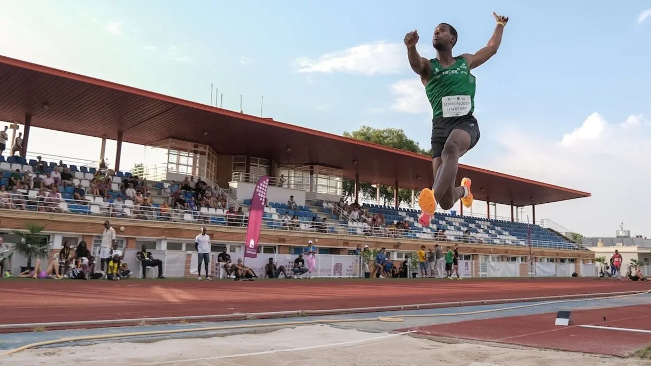 El atleta hispano-cubano Lester Lescay participa en la prueba de salto de longitud del Meeting Internacional de Atletismo CD Meliz Sport, este jueves en la Fuente de la Niña, en Guadalajara - EFE/Nacho Izquierdo