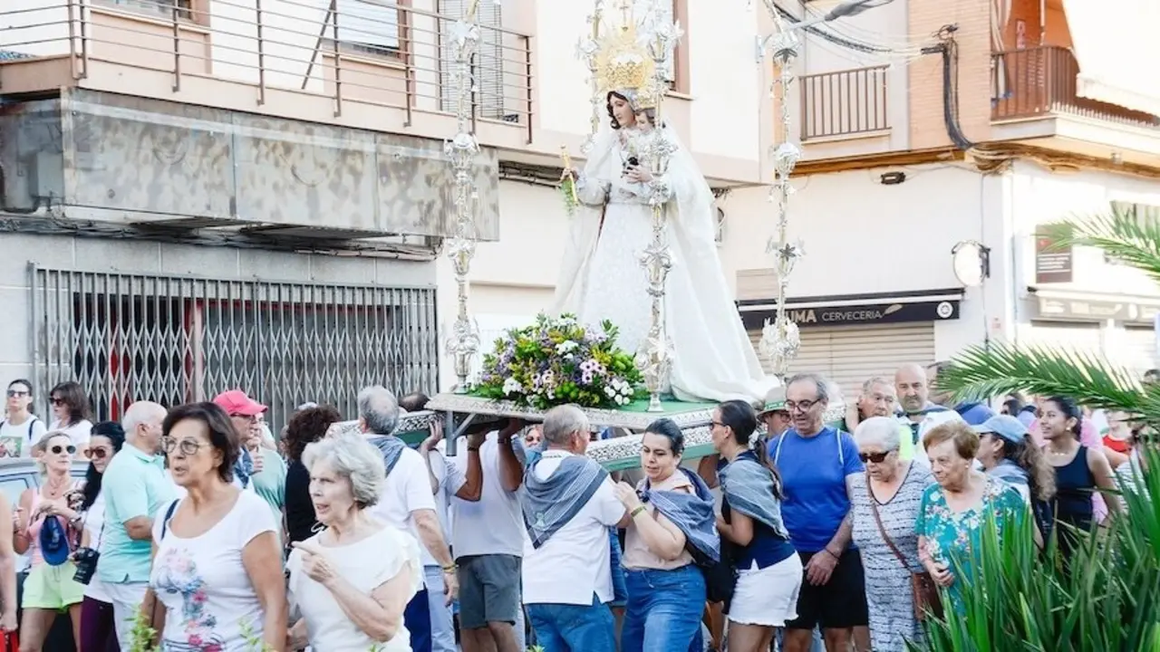 Cientos de personas reciben a la Virgen de las Viñas en su traslado en Tomelloso (Ciudad Real)