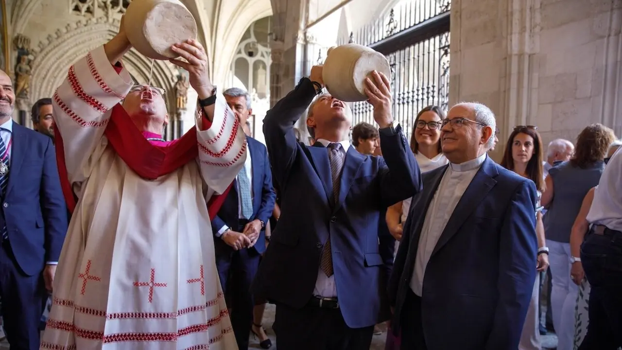 El arzobispo de Toledo, Francisco Cerro Chaves, junto al presidente de Castilla-La Mancha, Emiliano García-Page, beben el agua de los botijos en la Catedral Primada en la festividad de la Virgen del Sagrario, patrona de Toledo