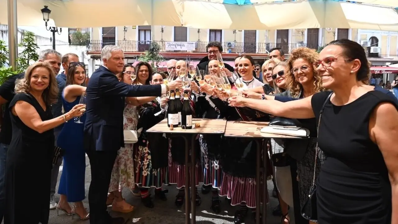 Arranca el Baile del Vermú en la Plaza Mayor de Ciudad Real bajo sombra y alegría