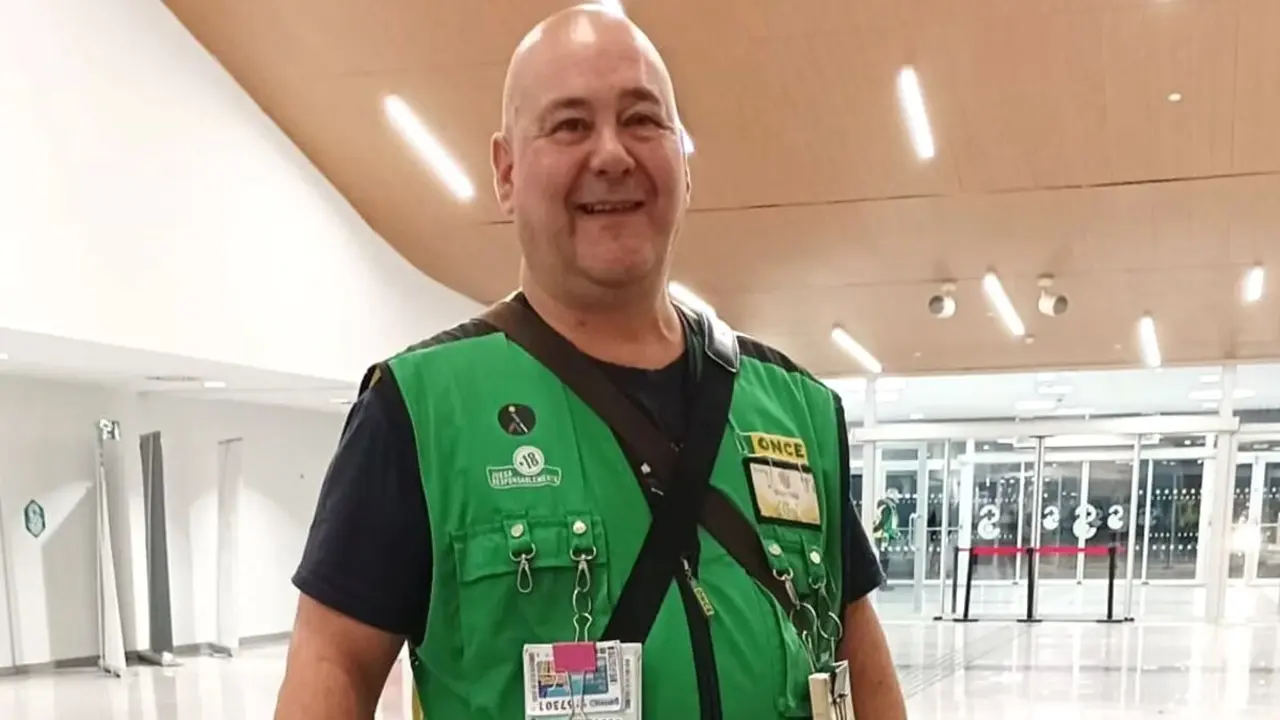 El vendedor de la ONCE Sergio Jiménez López-Rey, que ha vendido el cupón premiado desde su punto de venta situado en el Hospital General Universitario de Toledo