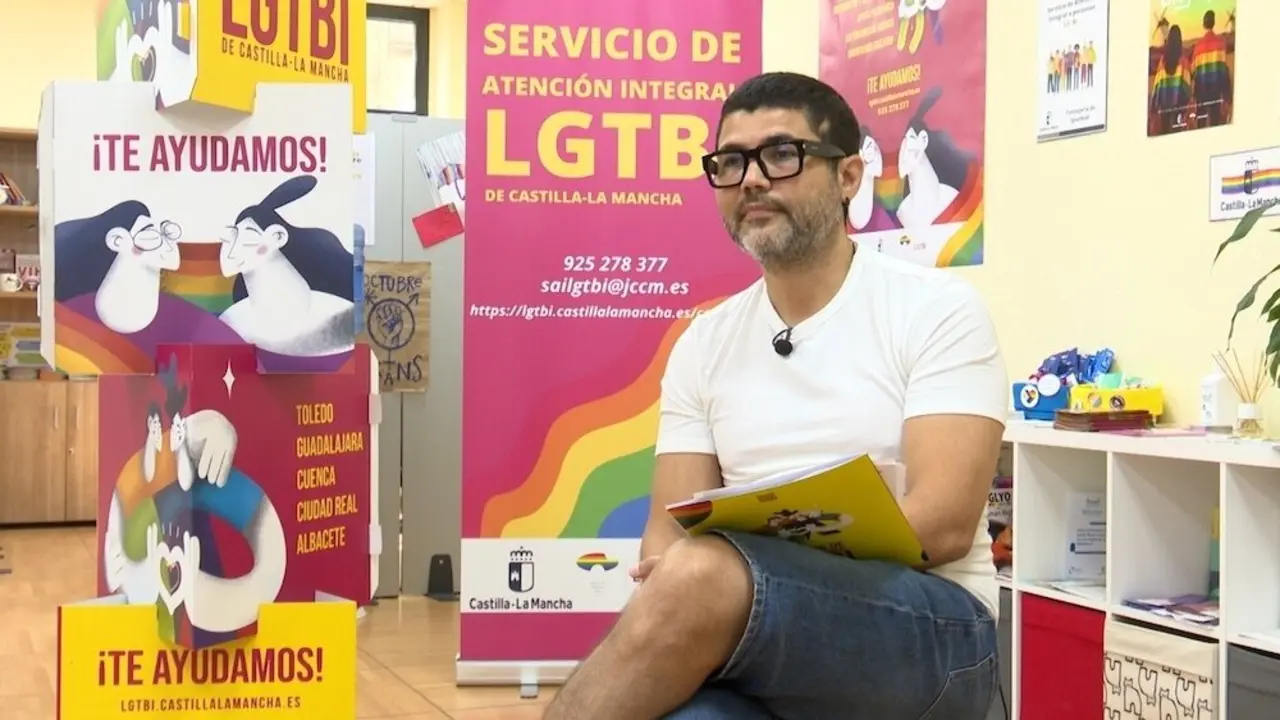 El coordinador regional del Servicio de Atención Integral (SAI) LGTBI de Castilla-La Mancha, Alejandro Alder, en un momento de la entrevista - EP