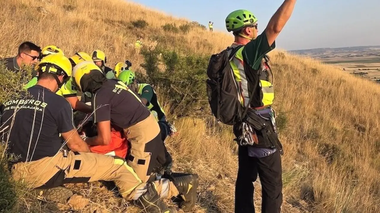 Rescatan a dos heridos graves tras caer desde un parapente en un paraje de Alarilla (Guadalajara)