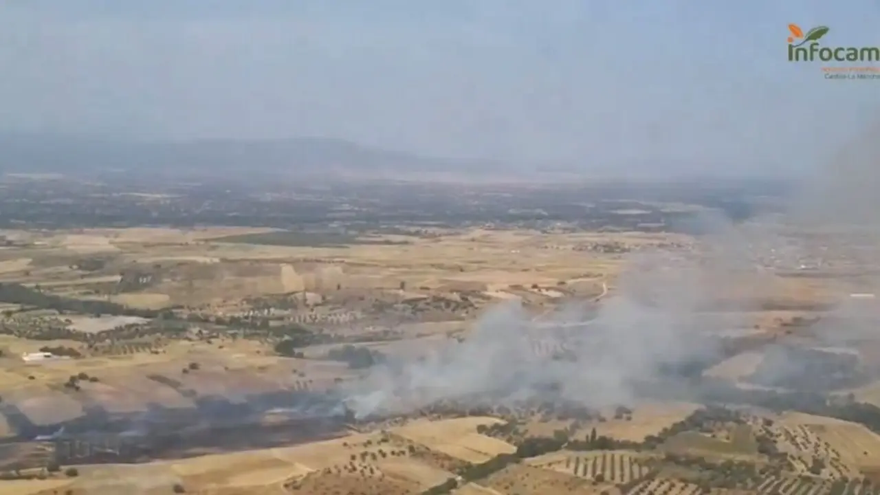 Varios incendios forestales activos en Castilla-La Mancha movilizan a decenas de efectivos. En la imagen el incendio de El Casar de Escalona (Toledo)
