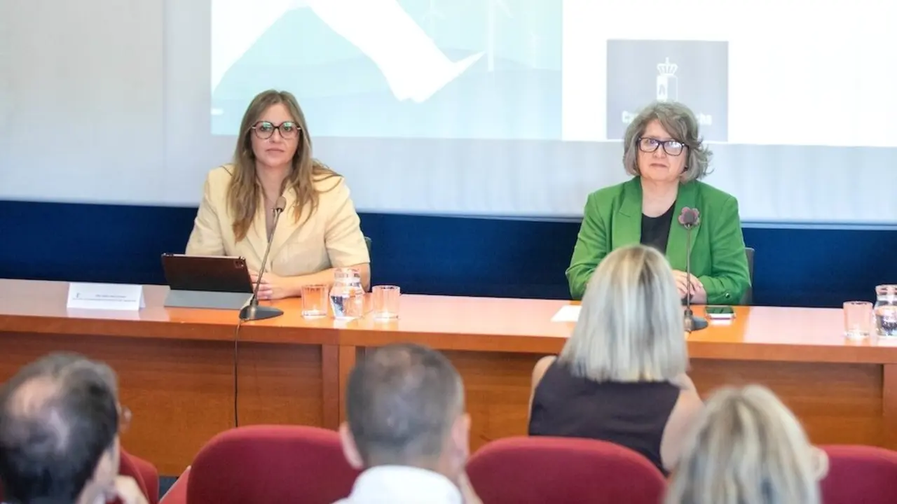 La directora general de Economía Circular y Agenda 2030, Esther Haro, junto a la consejera de Desarrollo Sotenible, Mercedes Gómez