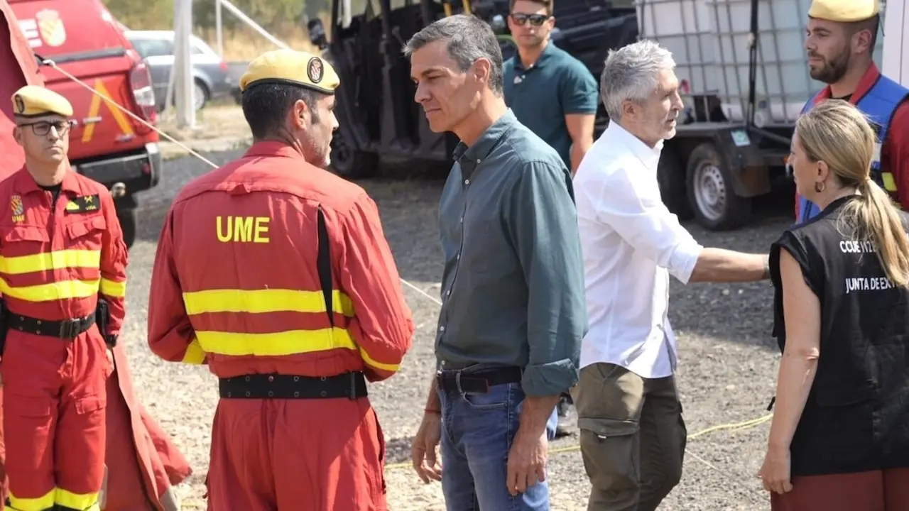 El presidente del Gobierno, Pedro Sánchez, durante su visita al Puesto de Mando Avanzado del incendio de Jarilla (Cáceres) - EP/Carlos Criado