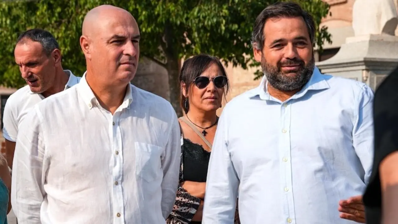 El presidente del PP de Castilla-La Mancha, Paco Núñez (d), junto al alcalde de Fuensalida (Toledo), José Jaime Alonso
