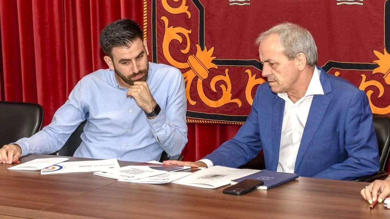 El director de la Oficina de Transparencia, Integridad y Participación, Julio García (d), durante el encuentro con el alcalde de Añover del Tajo (Toledo), Rodrigo Moreno